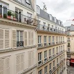 Modern Spacious Studio Only 1 Minute Away From The Place De La Republique