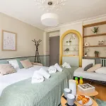 Modern Spacious Studio Only 1 Minute Away From The Place De La Republique