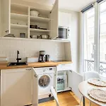 Modern Spacious Studio Only 1 Minute Away From The Place De La Republique