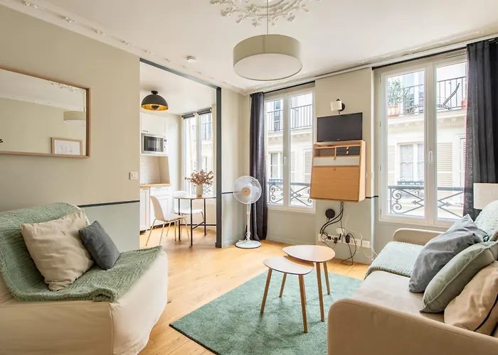 Modern Spacious Studio Only 1 Minute Away From The Place De La Republique