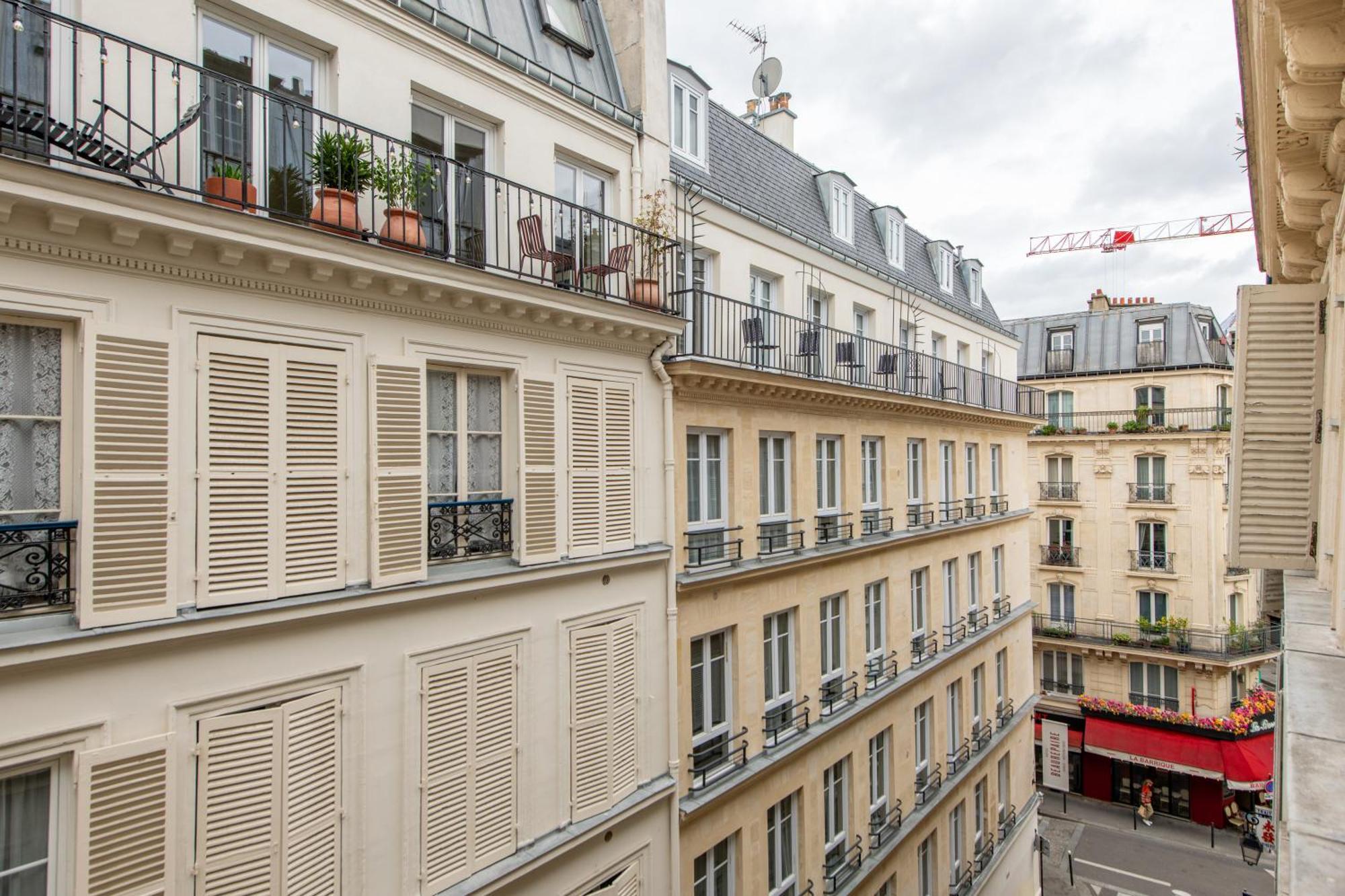 Modern Spacious Only 1 Minute Away From The Place De La Republique Parijs