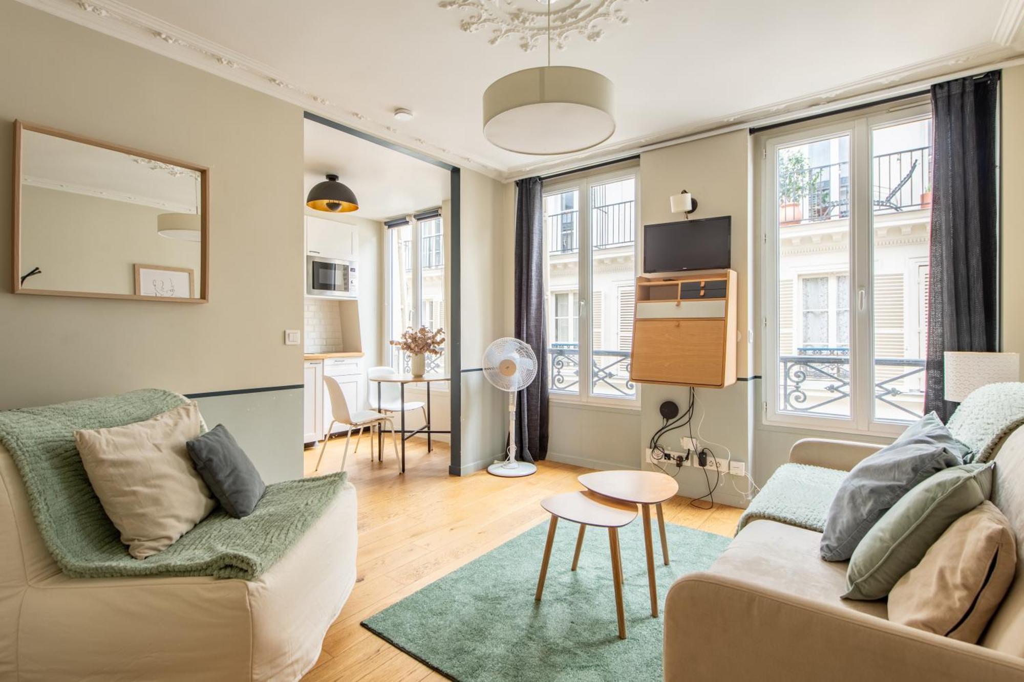 Modern Spacious Only 1 Minute Away From The Place De La Republique