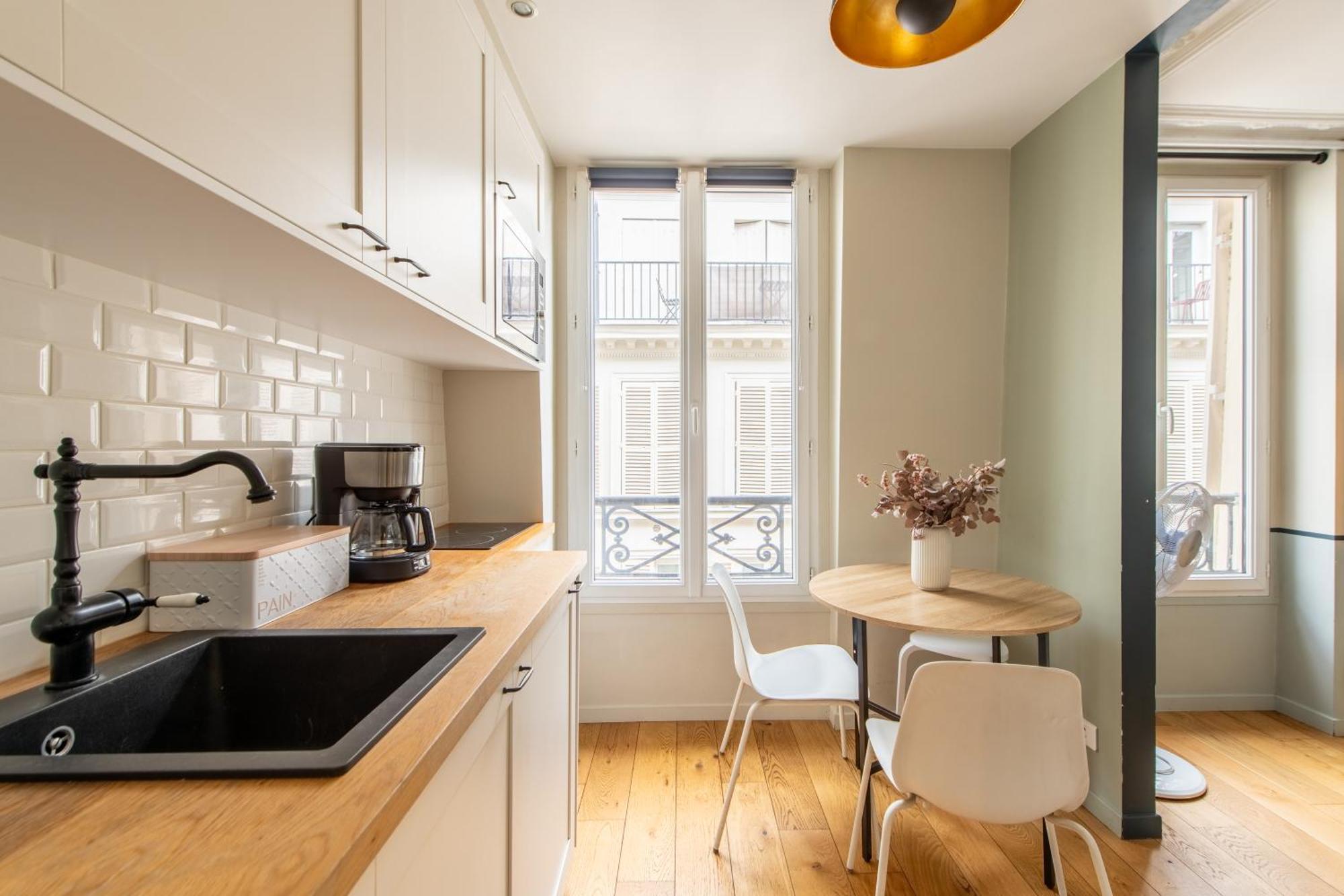 Modern Spacious Only 1 Minute Away From The Place De La Republique * Parijs