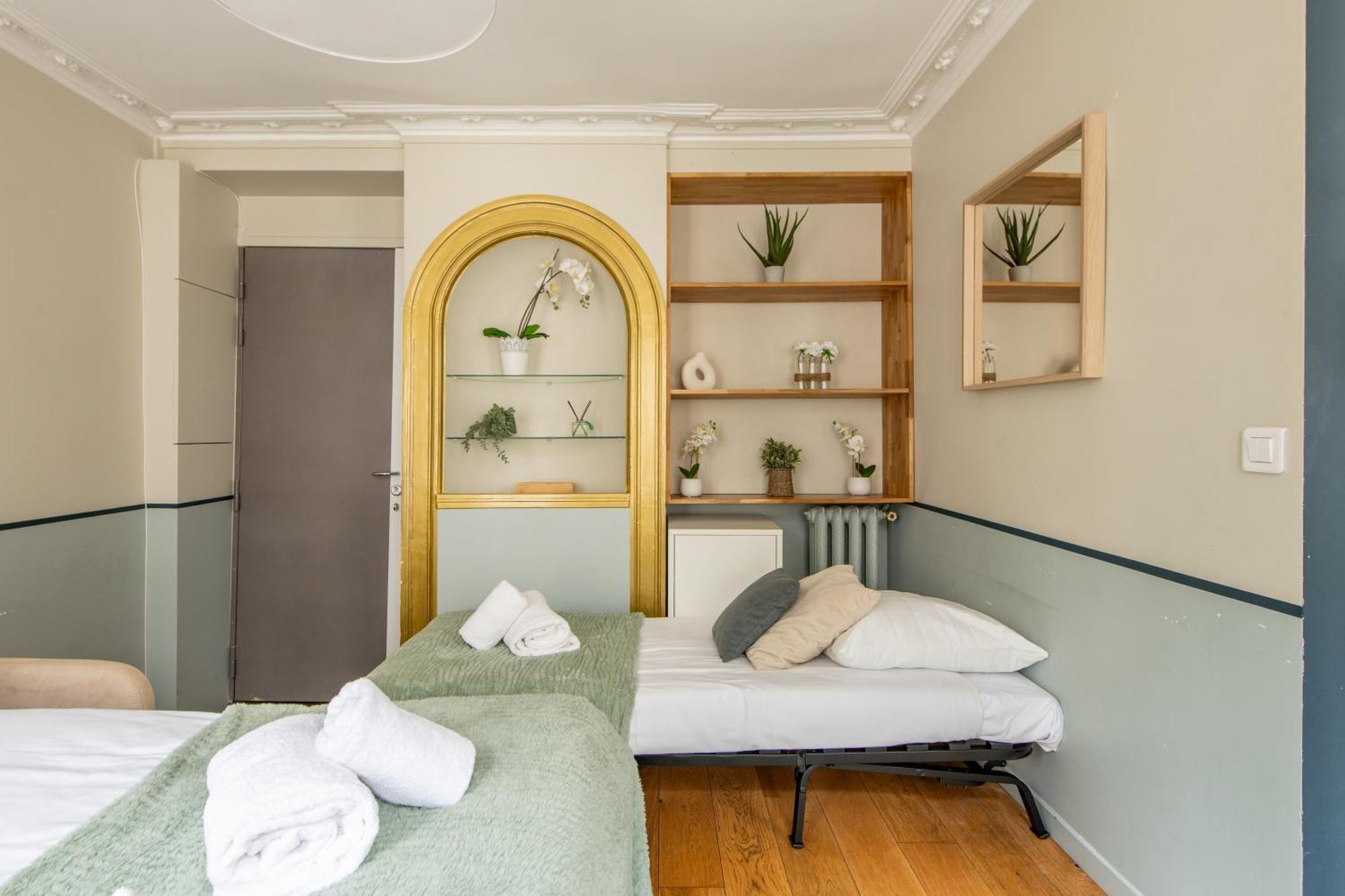 Modern Spacious Only 1 Minute Away From The Place De La Republique