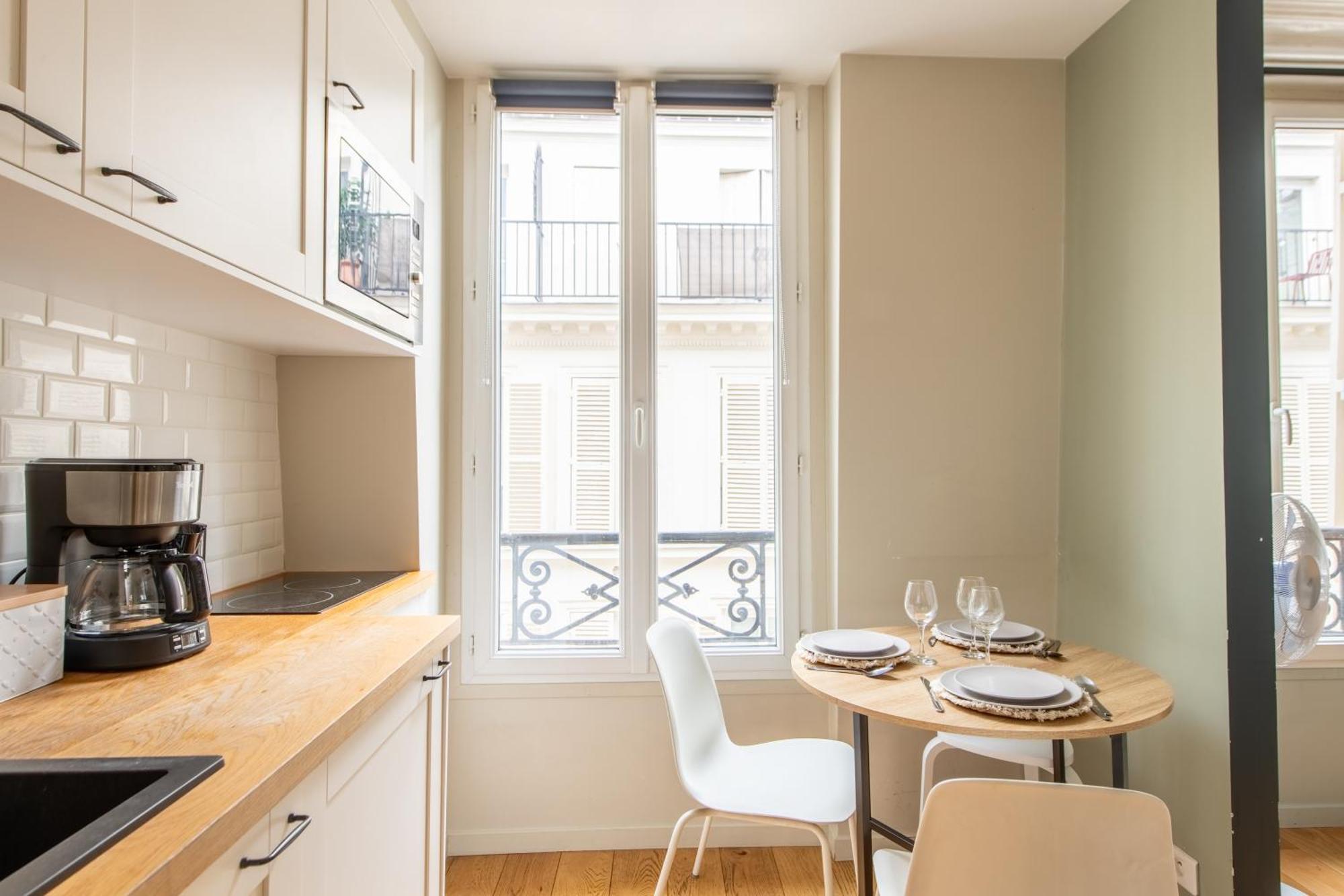 Modern Spacious Only 1 Minute Away From The Place De La Republique * Parijs