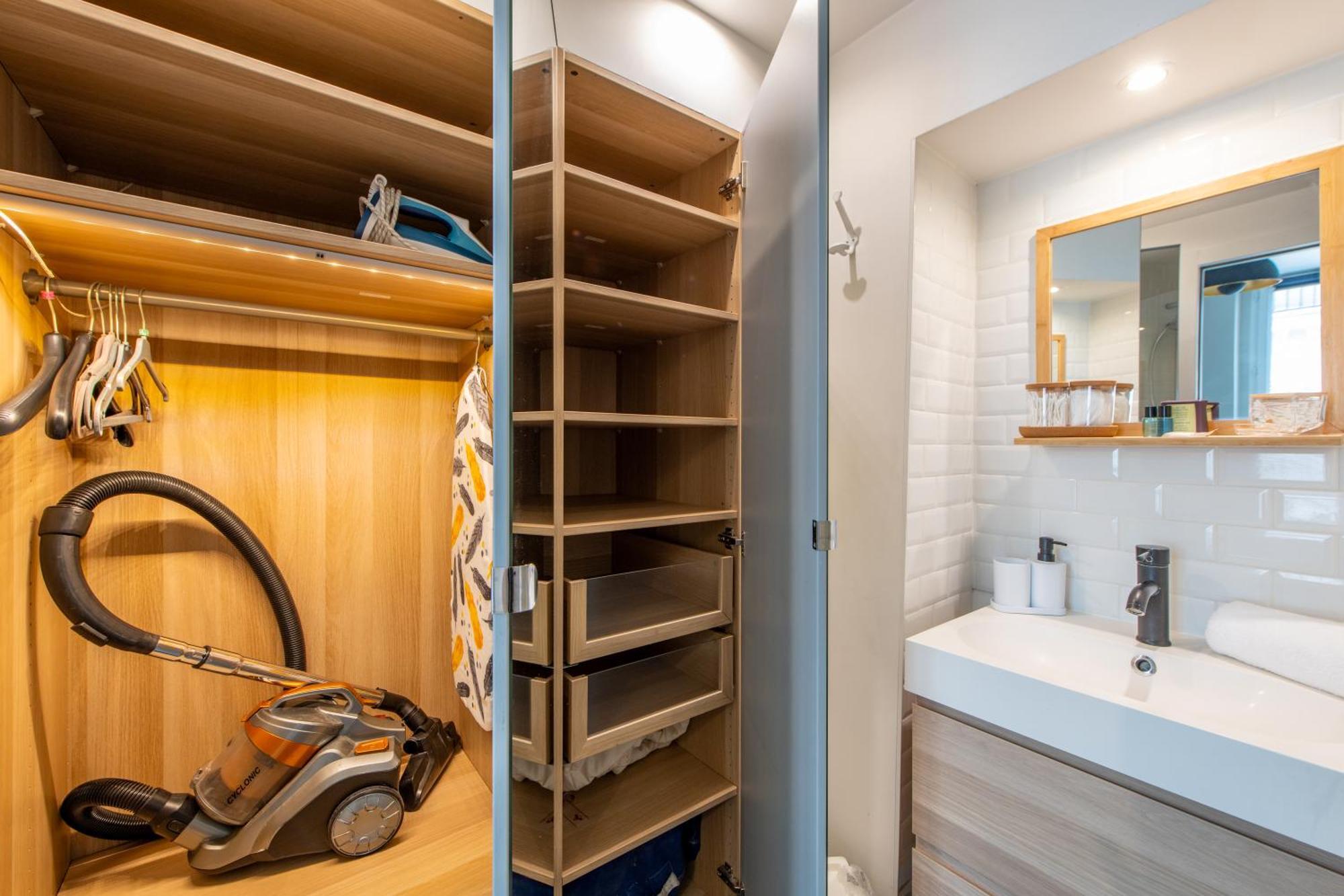 Modern Spacious Only 1 Minute Away From The Place De La Republique