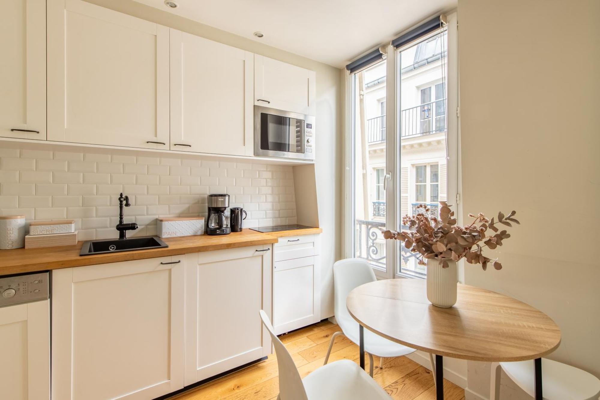 Modern Spacious Only 1 Minute Away From The Place De La Republique Appartement