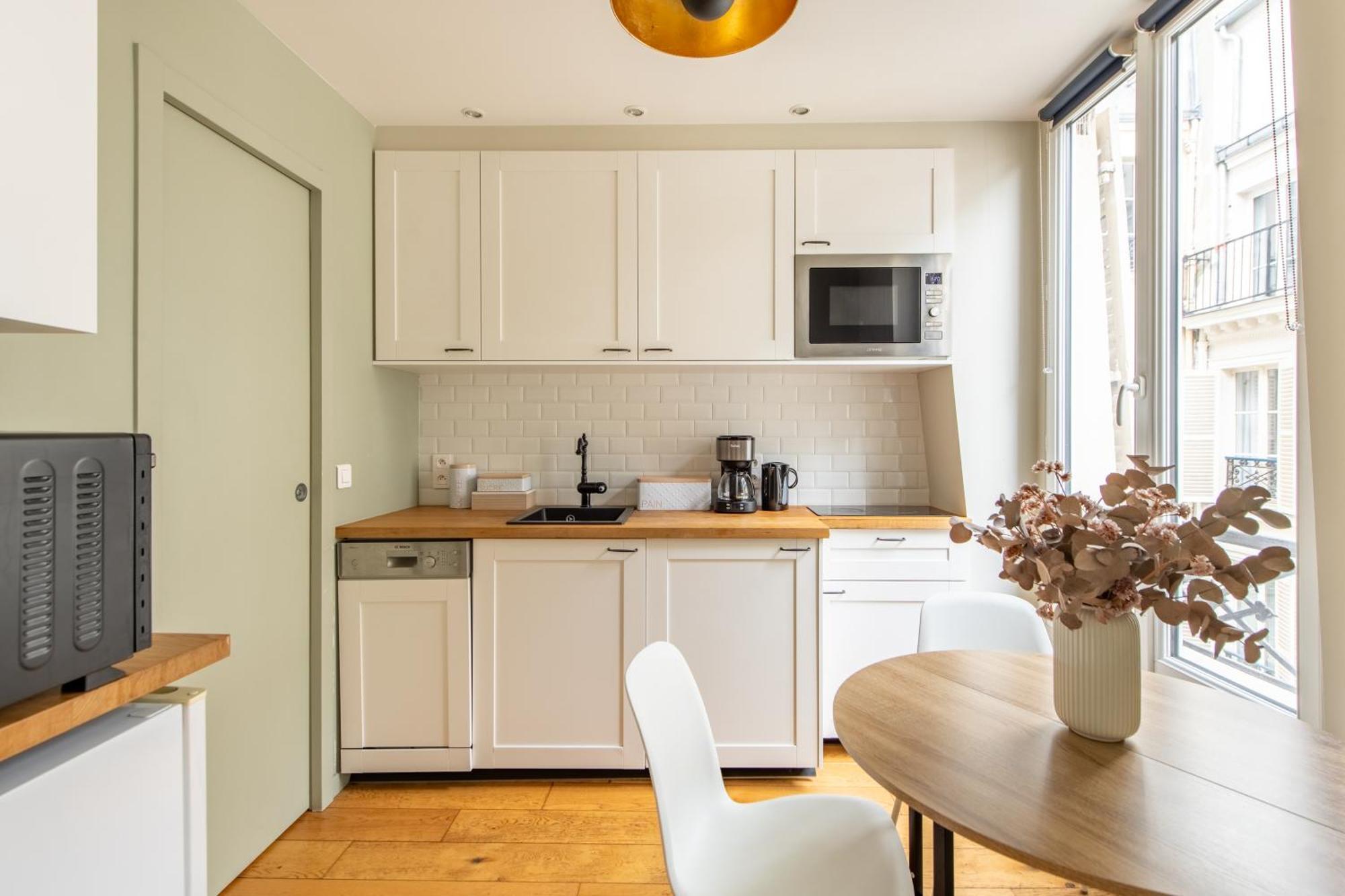 Modern Spacious Only 1 Minute Away From The Place De La Republique Appartement Parijs